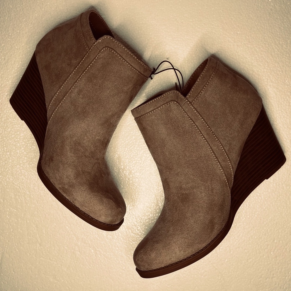 BOOTS 2 1/2” STACKED WEDGE HEEL BOOTIES MUSHROOM 8 BROWN TAN ZIP NEVER WORN NEW - Picture 2 of 6
